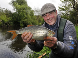 Fisher Tracker provides guiding services for anglers